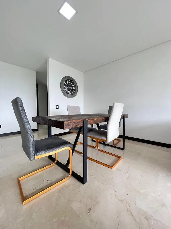 Spacious Apartments With High Views From Poblado 麦德林
